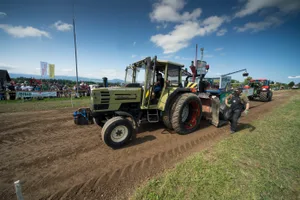12351049-6 Welcher Traktor ist der stärkste? Hier eine Aufnahme vom Tractor Pulling in Dürnten 2014.