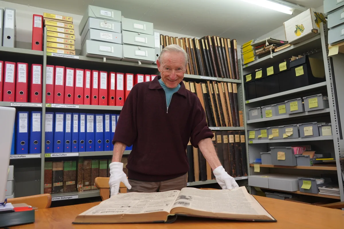 Ernst Bänteli in der Chronikstube Pfäffikon. Gewisse Schätze dürfen hier nur mit Handschuhen angefasst werden.