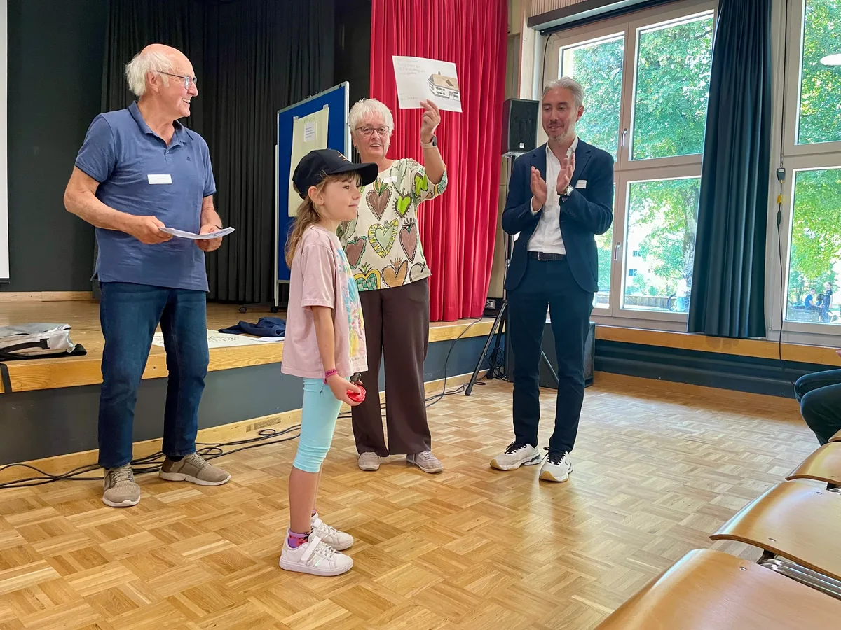 Übergabe der Unterschriftensammlung durch Heinz Hollenstein, Einwohner aus Auslikon, und einer Schülerin an Nicole Keller, Schulpräsidentin, und José Hollenstein, Schulpfleger (von links).