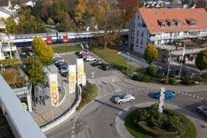 12362859-3 Noch ist die Unterführung Tunnelstrasse nur für Fussgänger passierbar.
