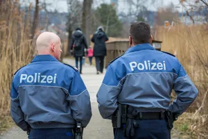 10666242-2 Peter Andenmatten (links) und Christian Wolf von der Gemeindepolizei am Tatort beim Pfäffikersee