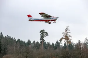 23296731-1 Fehraltorf , 30.11.2017 / Eine Cessna beim Flugplatz Speck wurde von der Flugsportgruppe Zürcher Oberland mit einem ruhigeren Motor ausgerüstet, erste Starts und Landungen . Bild : Nathalie Guinand