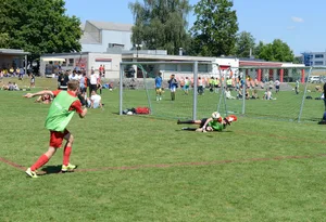23812277-3 Auch im Jahr 2018 war es heiss: Das Grümpelturnier in Pfäffikon fand damals ebenfalls Ende Juni statt. (Archivbild)