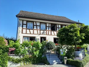 Das Ehepaar Kathrin und Thomas Kämpfer ist von Lunchgate mit dem Swiss Guest Award 2020 ausgezeichnet worden. Mit ihrer Wirtschaft zur Traube erreichten sie den ersten Platz im Ranking. Das Ehepaar Kathrin und Thomas Kämpfer ist von Lunchgate mit dem Swiss Guest Award 2020 ausgezeichnet worden. Mit ihrer Wirtschaft zur Traube erreichten sie den ersten Platz im Ranking.