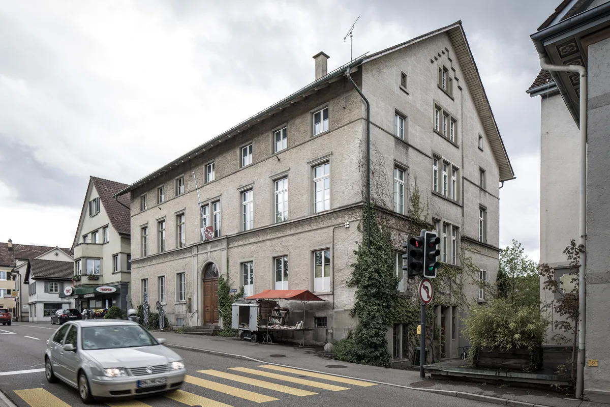 21545623-1 Das ehemalige Bezirksgebäude in Pfäffikon. Hier lebte die Familie Behr in der Verwalterwohnung.