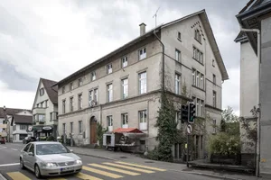 21545623-1 Das ehemalige Bezirksgebäude in Pfäffikon. Hier lebte die Familie Behr in der Verwalterwohnung.