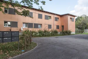 Herr bodenmann vor der asylunterkunft in pfäffikon und aussenaufnahmen der asylunterkunft an der hochstrasse Herr bodenmann vor der asylunterkunft in pfäffikon und aussenaufnahmen der asylunterkunft an der hochstrasse