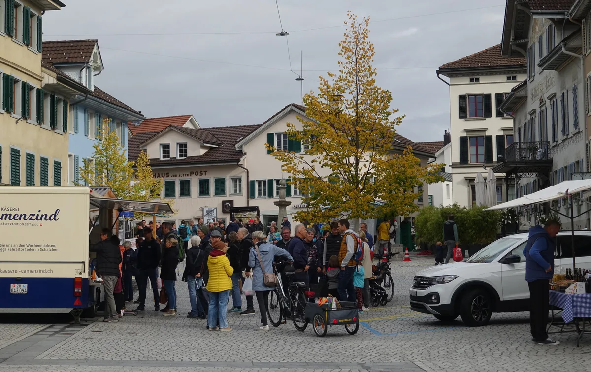 Der Pfäffiker Wochenmarkt ist auch an einem grauen Samstag ein geselliger Ort.