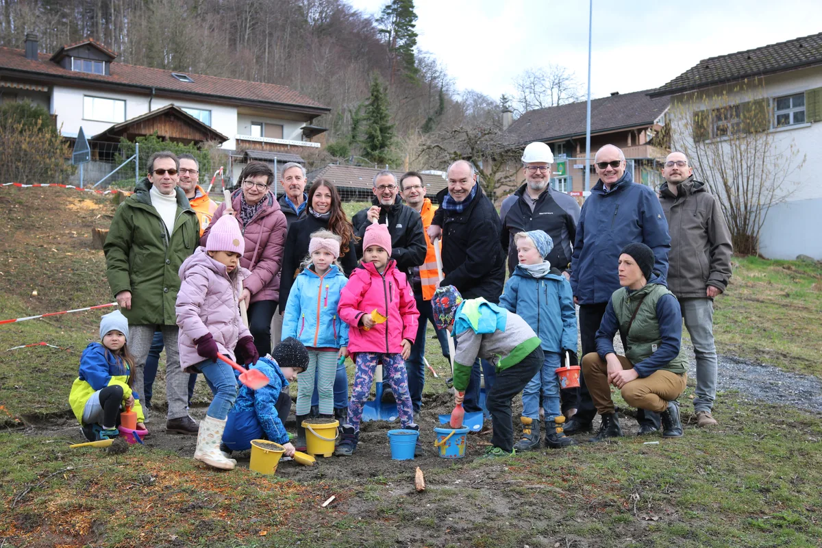 Kindergärtnerin Denise Suter lächelt nicht nur für die Kinder sondern auch für den Fotografen.