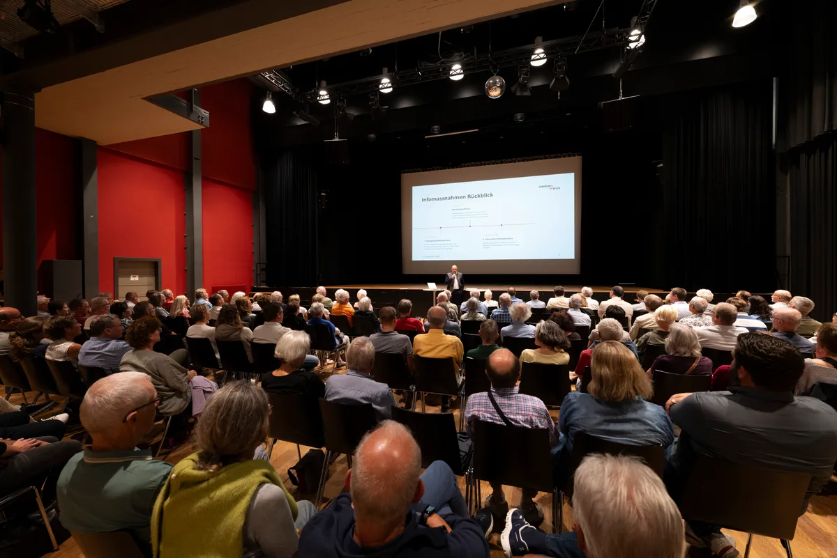 Gemeindepräsidenten und Behörden von Pfäffikon und Wildberg suchten im Chesselhuus den Dialog mit der Bevölkerung. Gemeindepräsidenten und Behörden von Pfäffikon und Wildberg suchten im Chesselhuus den Dialog mit der Bevölkerung.