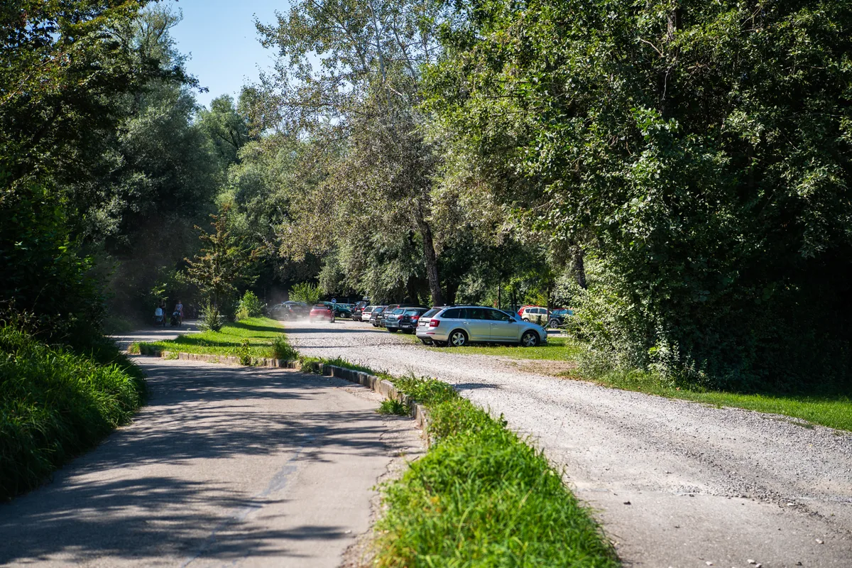 Der heutige Parkplatz bei der Badi Auslikon mit 250 Plätzen soll aufgehoben werden. Der heutige Parkplatz bei der Badi Auslikon mit 250 Plätzen soll aufgehoben werden.