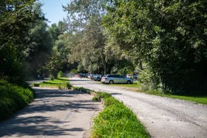 Der heutige Parkplatz bei der Badi Auslikon mit 250 Plätzen soll aufgehoben werden. Der heutige Parkplatz bei der Badi Auslikon mit 250 Plätzen soll aufgehoben werden.