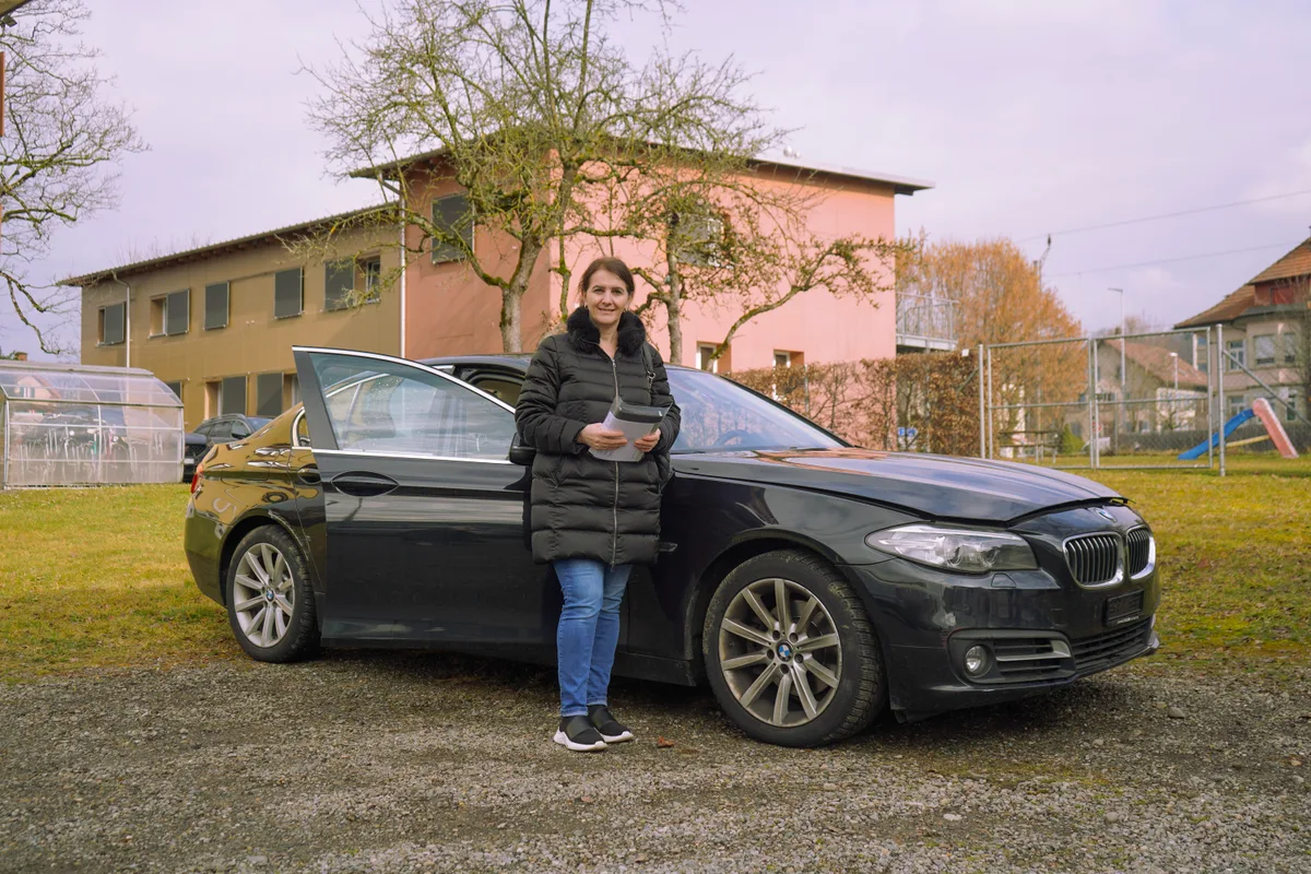 10770532-6 Versteigerung BMW Pfäffikon - Am 23. Februar wurde in Pfäffikon ein BMW versteigert. Luljeta Kastrati bot mit 16'000 Franken am meisten.