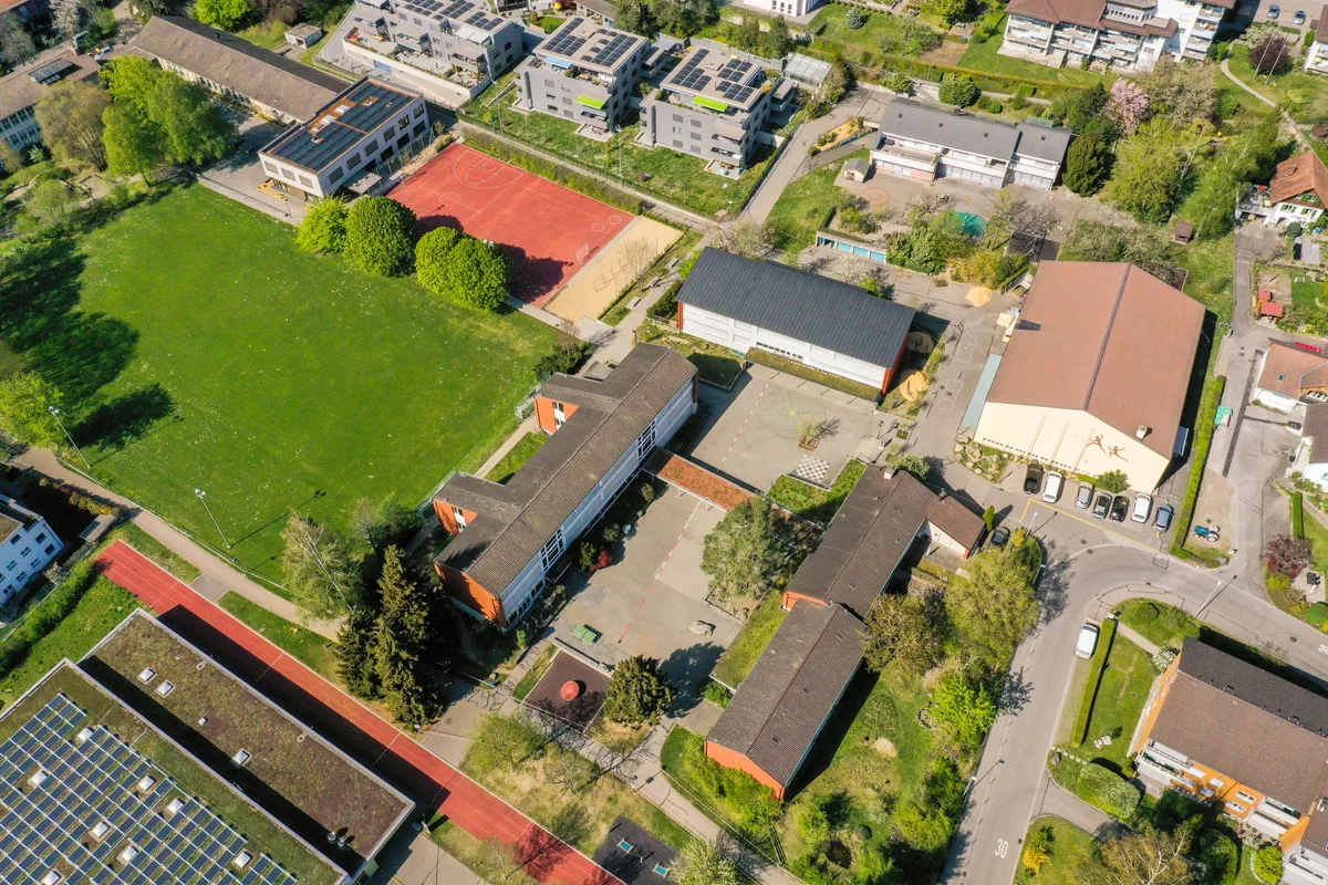 13692846-11 Auf dem Areal des Pfäffiker Schulhauses Mettlen wurden mittlerweile mehrere Überwachungskameras installiert. (Archiv)