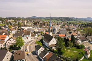 25589247-3 Das Areal Tumbelen Nord (auf der linken Seite der Kirche) soll von der Industrie- in eine Zentrumszone umgeteilt werden.