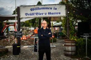 Brüllbiers Biergarten: Inhaber Andreas Brüllmann (Brille) und Paul Buchs (Betriebsleiter) Brüllbiers Biergarten: Inhaber Andreas Brüllmann (Brille) und Paul Buchs (Betriebsleiter)