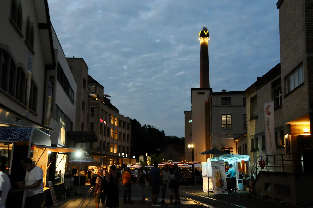 Der markante Valley-Turm by night.