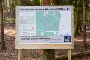 Tafel des geplanten Bikeparks in Pfäffikon Tafel des geplanten Bikeparks in Pfäffikon