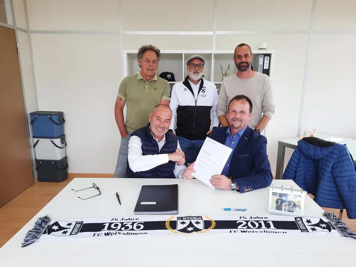 24437672-5 Auf dem Gruppenbild hinten: Thomas Gmür, Marketing; Marco Girola, Vizepräsident; Dani Haag, Sportchef.