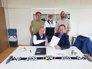 24437672-5 Auf dem Gruppenbild hinten: Thomas Gmür, Marketing; Marco Girola, Vizepräsident; Dani Haag, Sportchef.