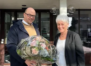 17048860-4 Pfäffikons Gemeindepräsident Marco Hirzel gratuliert seiner neuen Gemeinderatskollegin Nicole Keller-Hochuli zur Wahl.