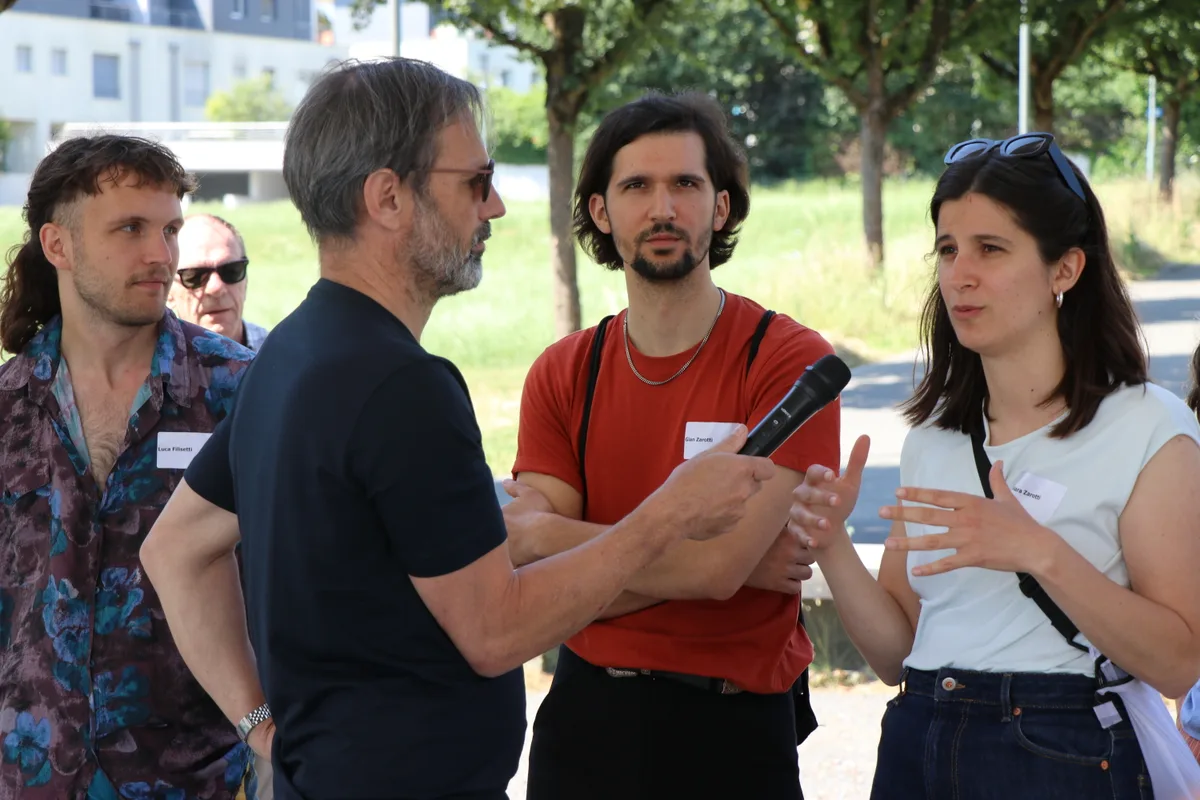 Christian Zwinggi, Kulturbeauftragter der Stadt Uster, im Gespräch mit Teilnehmenden des Kulturgelages.