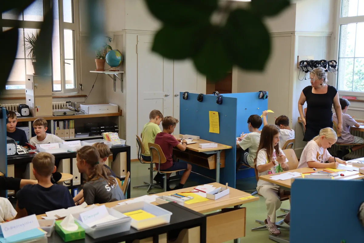 Die Bildungsdirektorin Silvia Steiner besucht die Kinder der 4. Klasse der Hasenbühl Primarschule.