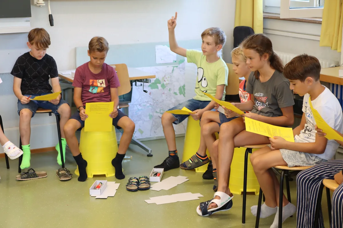 Die Bildungsdirektorin Silvia Steiner besucht die Kinder der 4. Klasse der Hasenbühl Primarschule.