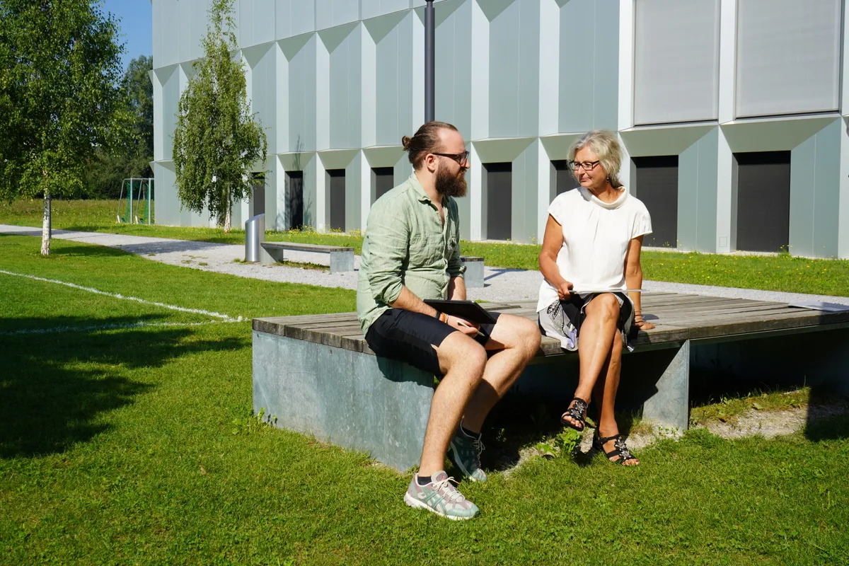 Barbara Thalmann und erik Hasselberg unterhalten sich im Hof des Bildungszentrums über die green days