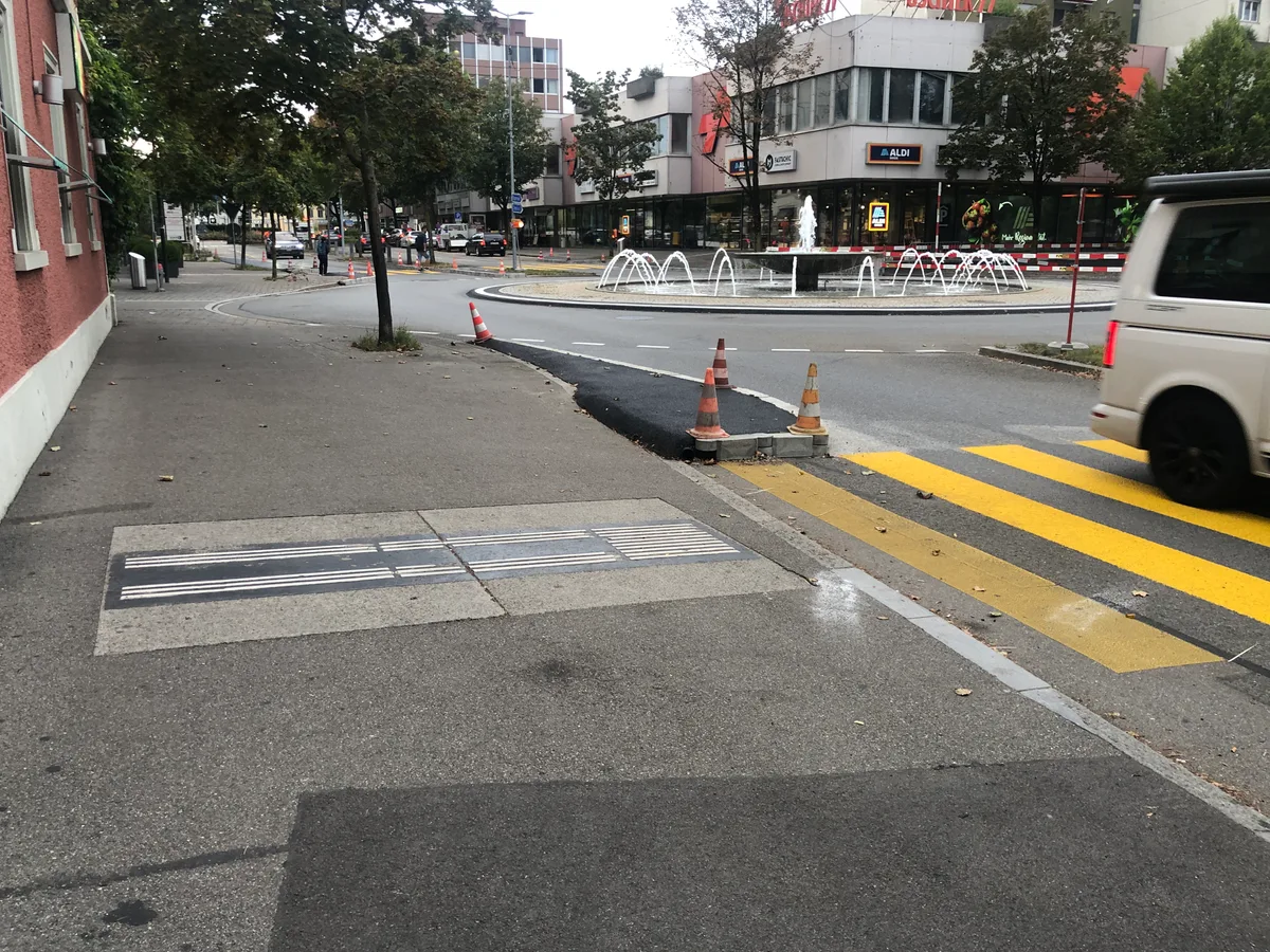 Vorsicht beim Abbiegen: Die neuen Trottoirs sollen das Tempo verlangsamen.