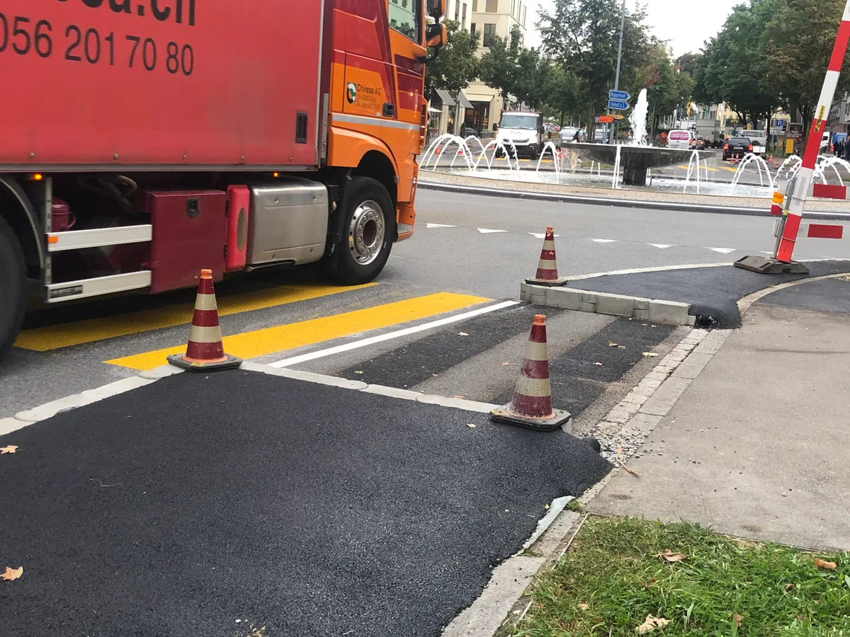 Vorsicht beim Abbiegen: Die neuen Trottoirs sollen das Tempo verlangsamen.
