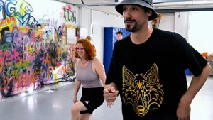 21897212-2 Die Redaktorin Eleanor lässt sich vom HipHop-Tänzer Massimo aka Headstrong ein paar Schritte zeigen.