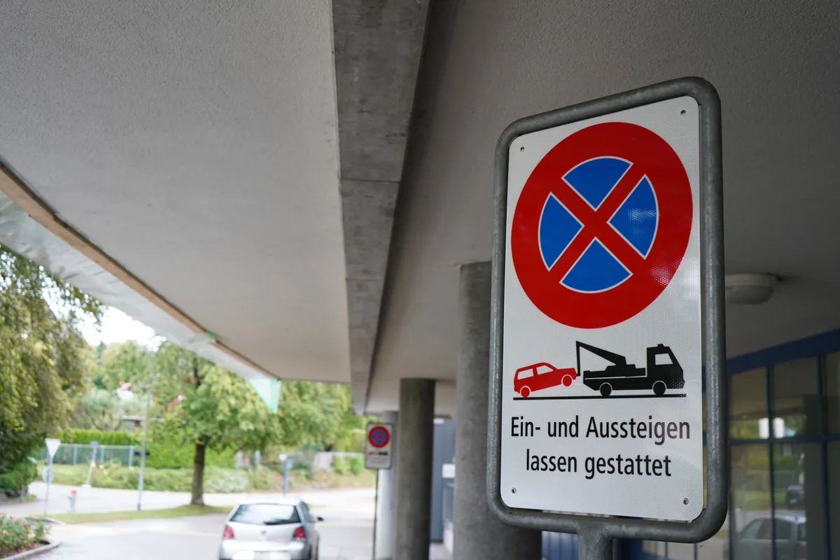 Parkplatzsituation im Spital Uster vor dem Eingang