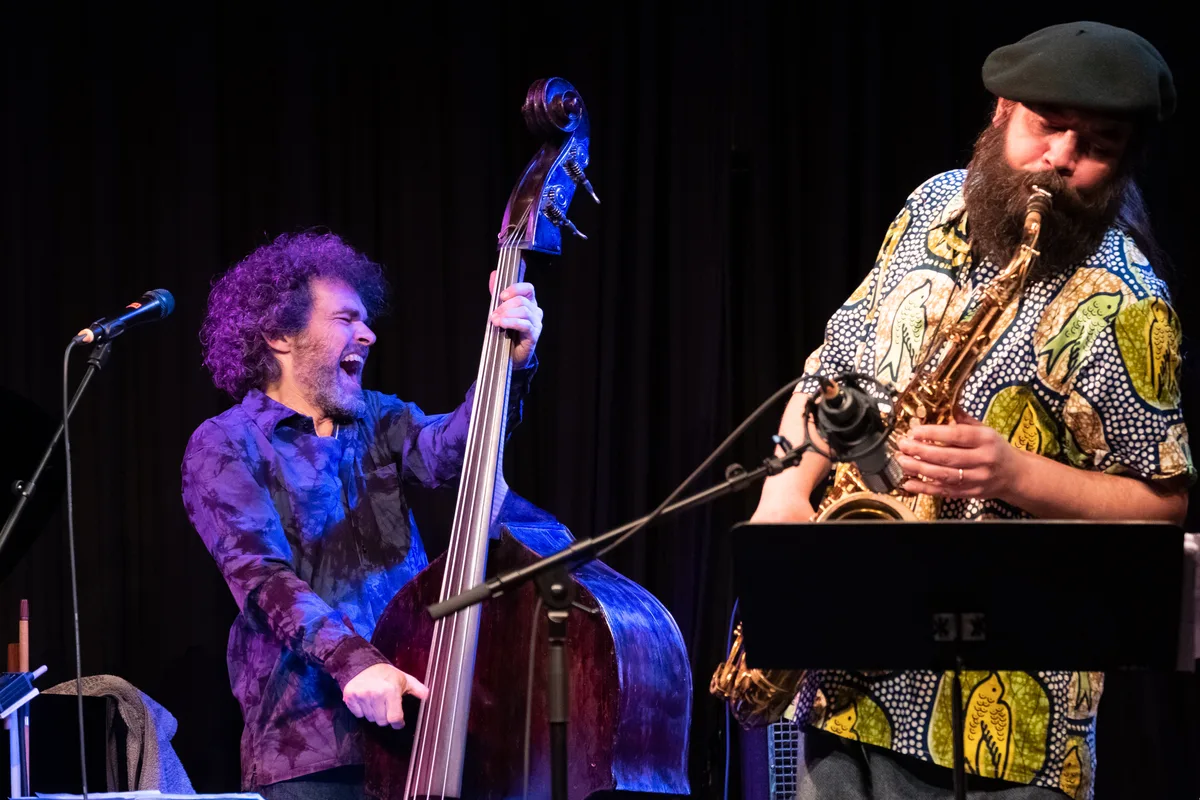 21905669-1 Ein lebendiger Rhythmus ist kaum zu ignorieren. Bänz Oester am Bass und Javier Vercher am Saxophon machen es vor.