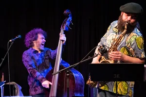 21905669-1 Ein lebendiger Rhythmus ist kaum zu ignorieren. Bänz Oester am Bass und Javier Vercher am Saxophon machen es vor.