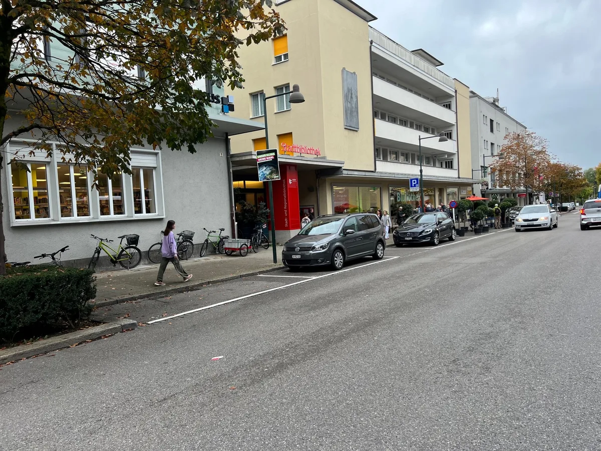 22376147-4 Um der SVP-Initiative zum Schutz der Parkplätze entgegenzuwirken, protestieren die Mitglieder des Personenkomittees vor der Stadtbibliothek.
