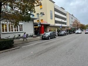 22376147-4 Um der SVP-Initiative zum Schutz der Parkplätze entgegenzuwirken, protestieren die Mitglieder des Personenkomittees vor der Stadtbibliothek.
