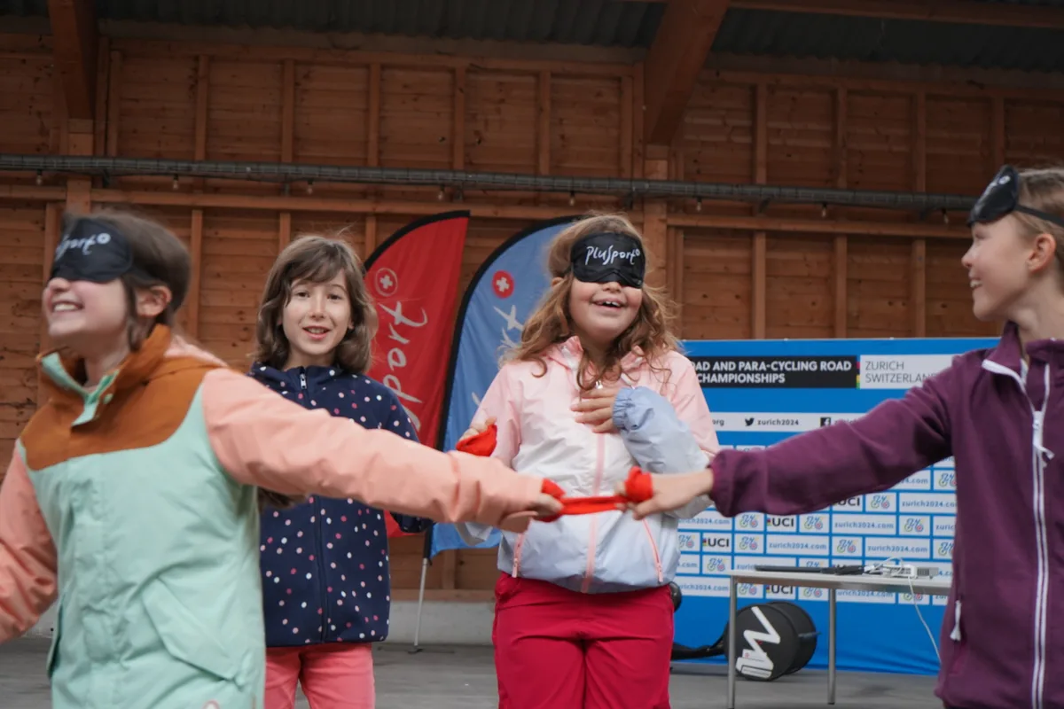 Paralympic Stars Felix Frohofer und Chantal Cavin sind im Rahmen des Projekts Stars in der Schule in Uster, um Kindern Inklusion näher zu bringen.