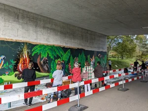 22721693-4 In einer Projektwoche besprühen Jugendliche eine Autobahnunterführung