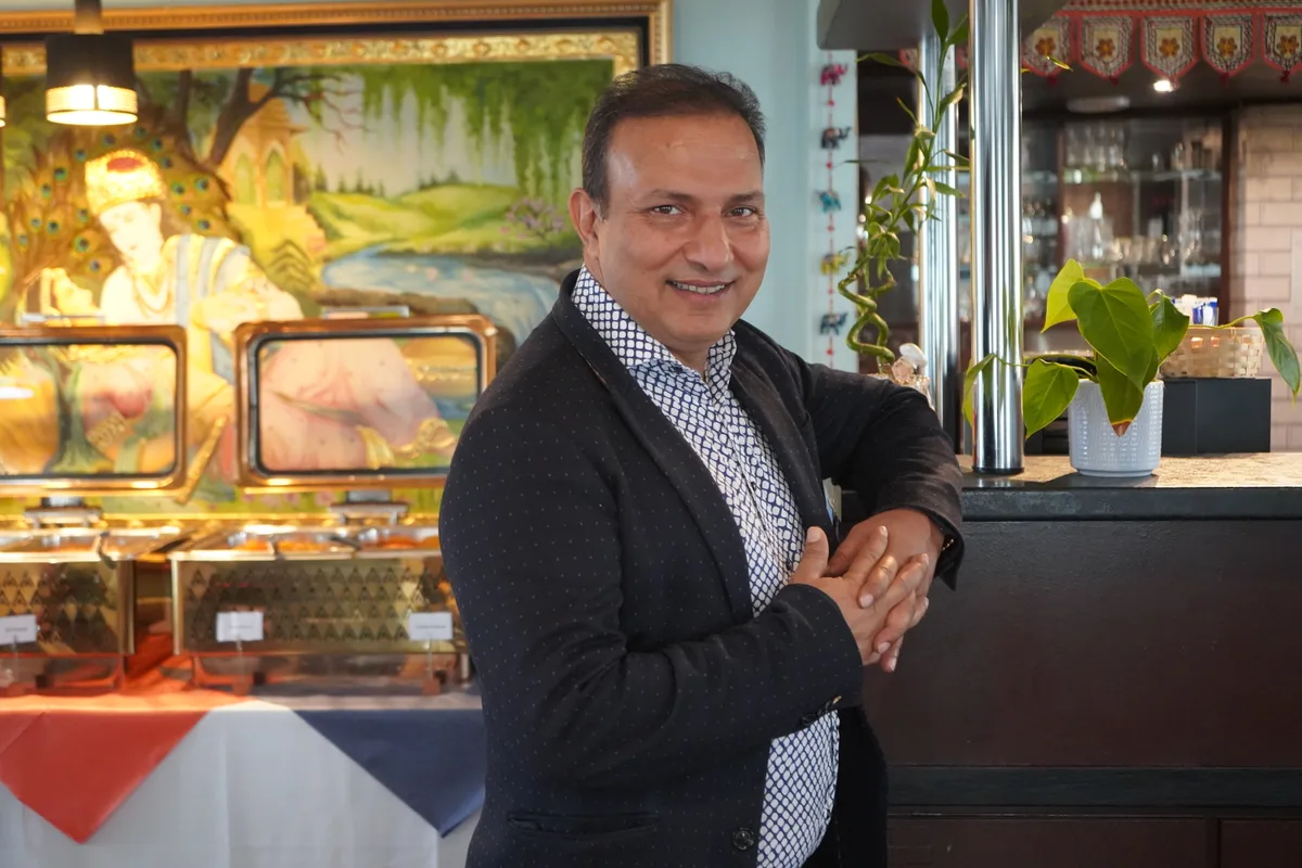 Shaqi Rana präsentiert sein Palak Paneer.