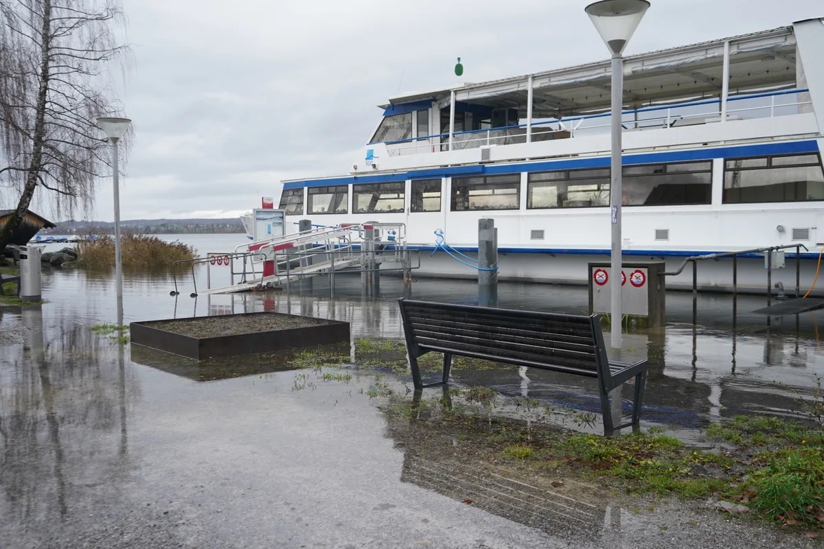 Der Greifensee hat die Hochwassergrenze erreicht: In Maur steht bereits der Schiffsteg unter Wasser.