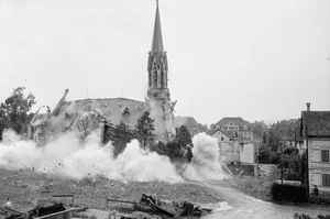 22044641-3 1963 wurde die Herz-Jesu-Kirche in Uster dem Erdboden gleichgemacht. Heute steht hier die St. Andreas-Kirche.