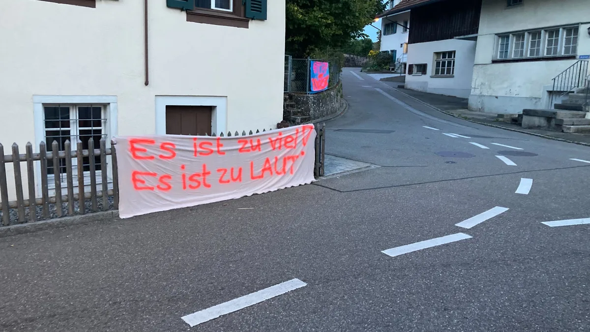 21919556-3 Die Anwohnenden haben genug: Mit selbstgebastelten Transparenten protestieren sie gegen den Schleichverkehr an der Eggstrasse.