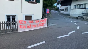 21919556-3 Die Anwohnenden haben genug: Mit selbstgebastelten Transparenten protestieren sie gegen den Schleichverkehr an der Eggstrasse.