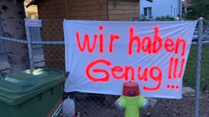 22052655-2 Die Anwohnenden haben genug: Mit selbstgebastelten Transparenten protestieren sie gegen den Schleichverkehr an der Eggstrasse.