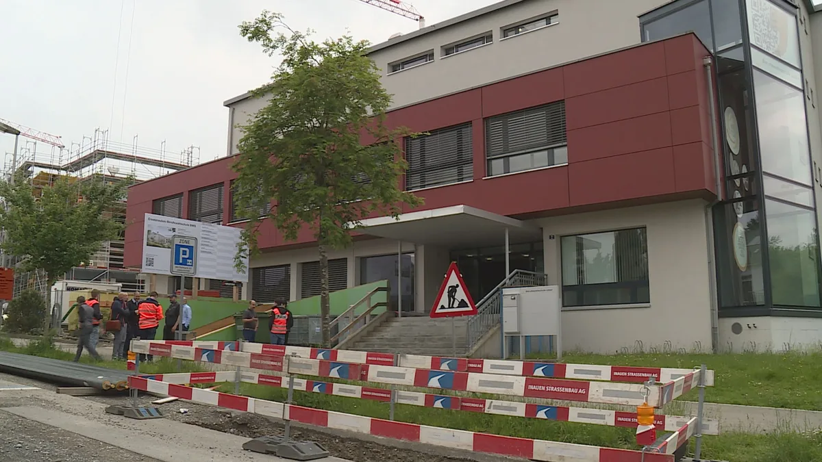 Einsatzkräfte rückten am Mittwochnachmittag zur Berufswahlschule Uster aus. Einsatzkräfte rückten am Mittwochnachmittag zur Berufswahlschule Uster aus.