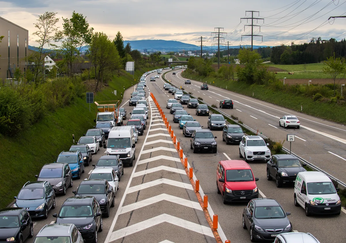 12576468-4 Verkehrschaos Autobahnausfahrt Uster-Nord.
