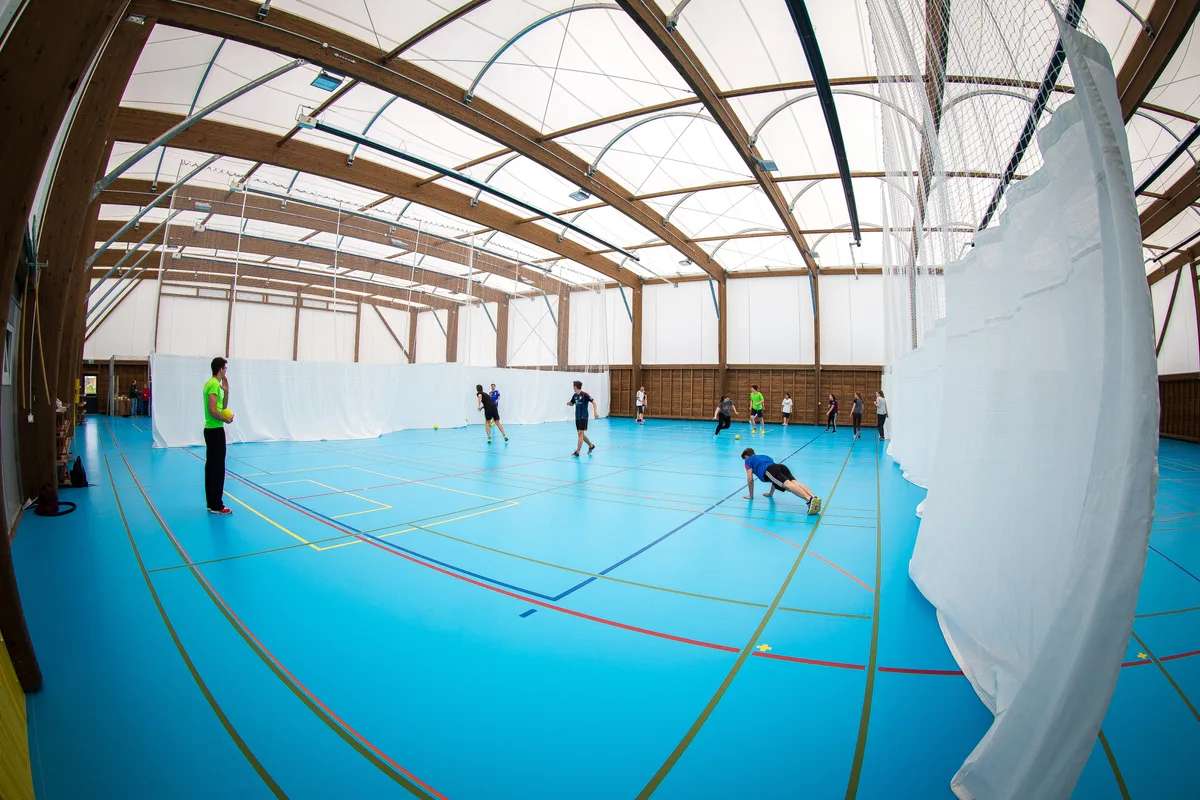 provisorische dreifach Turnhalle auf der Sportanlage Buchholz.