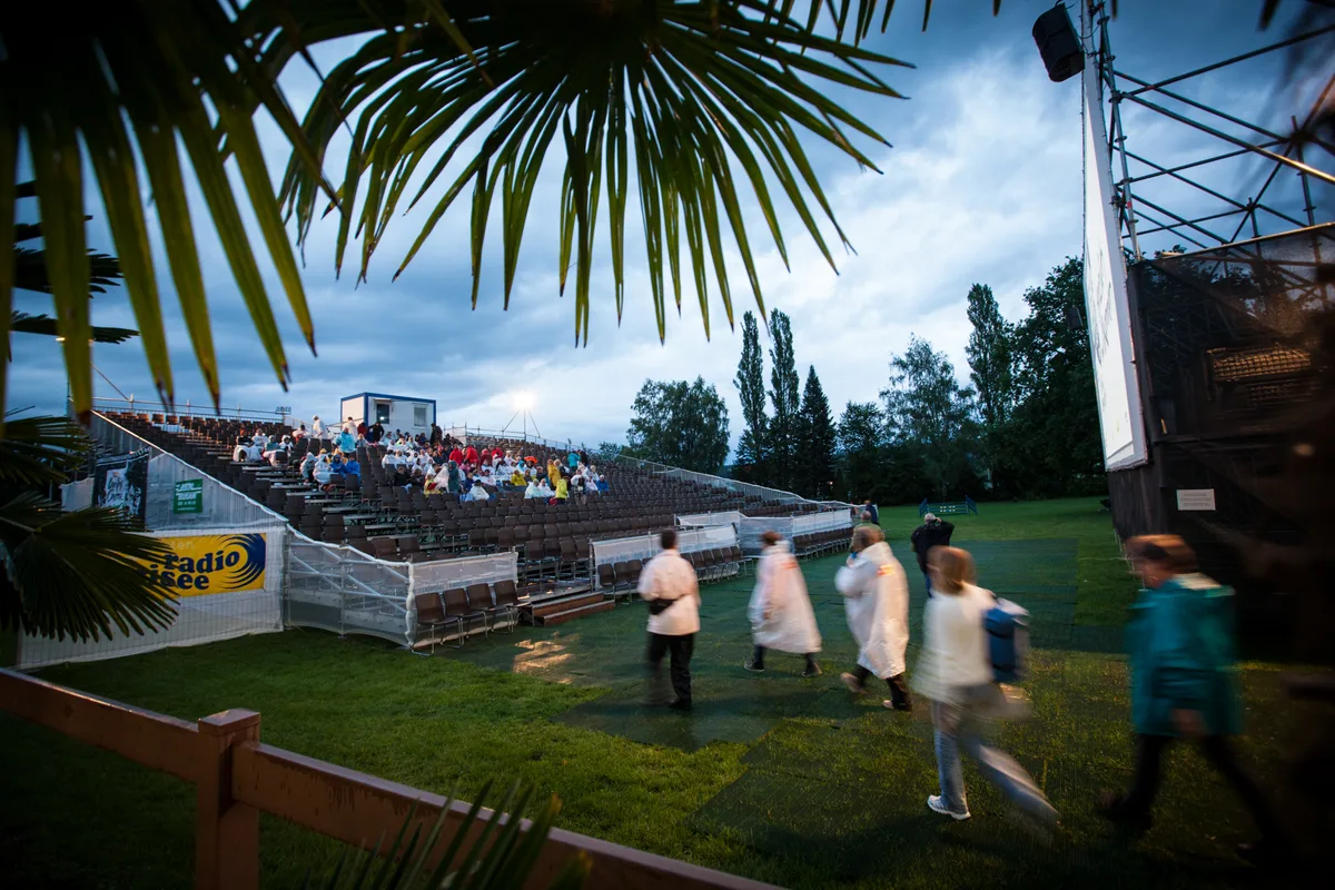 21231063-4 Uster , 24.07.2017 / Der erste Abend vom Open Air Kino Uster ist verregnet , nur wenige Leute kommen den Film "Die göttliche Ordnung" schauen . Bild: Nathalie Guinand