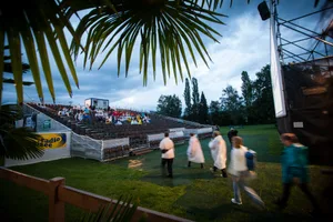 21231063-4 Uster , 24.07.2017 / Der erste Abend vom Open Air Kino Uster ist verregnet , nur wenige Leute kommen den Film "Die göttliche Ordnung" schauen . Bild: Nathalie Guinand